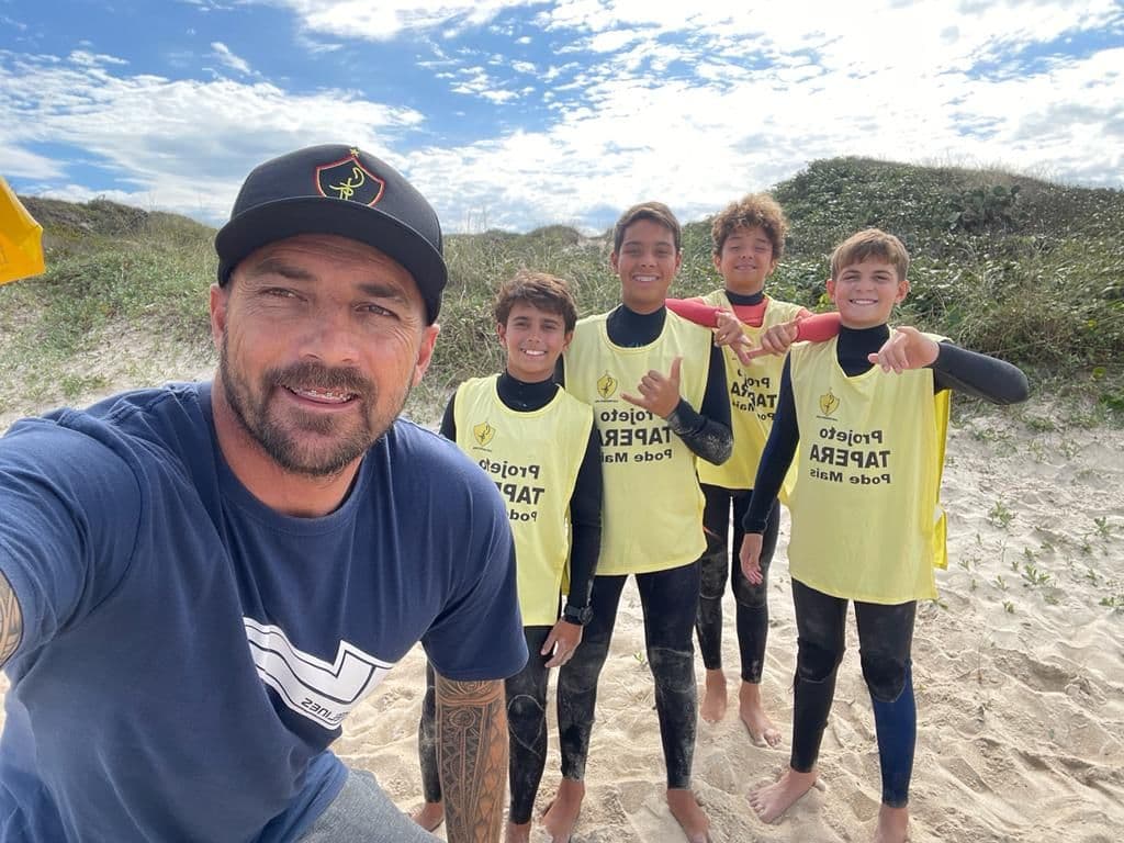 Coach com alunos kids de lycra