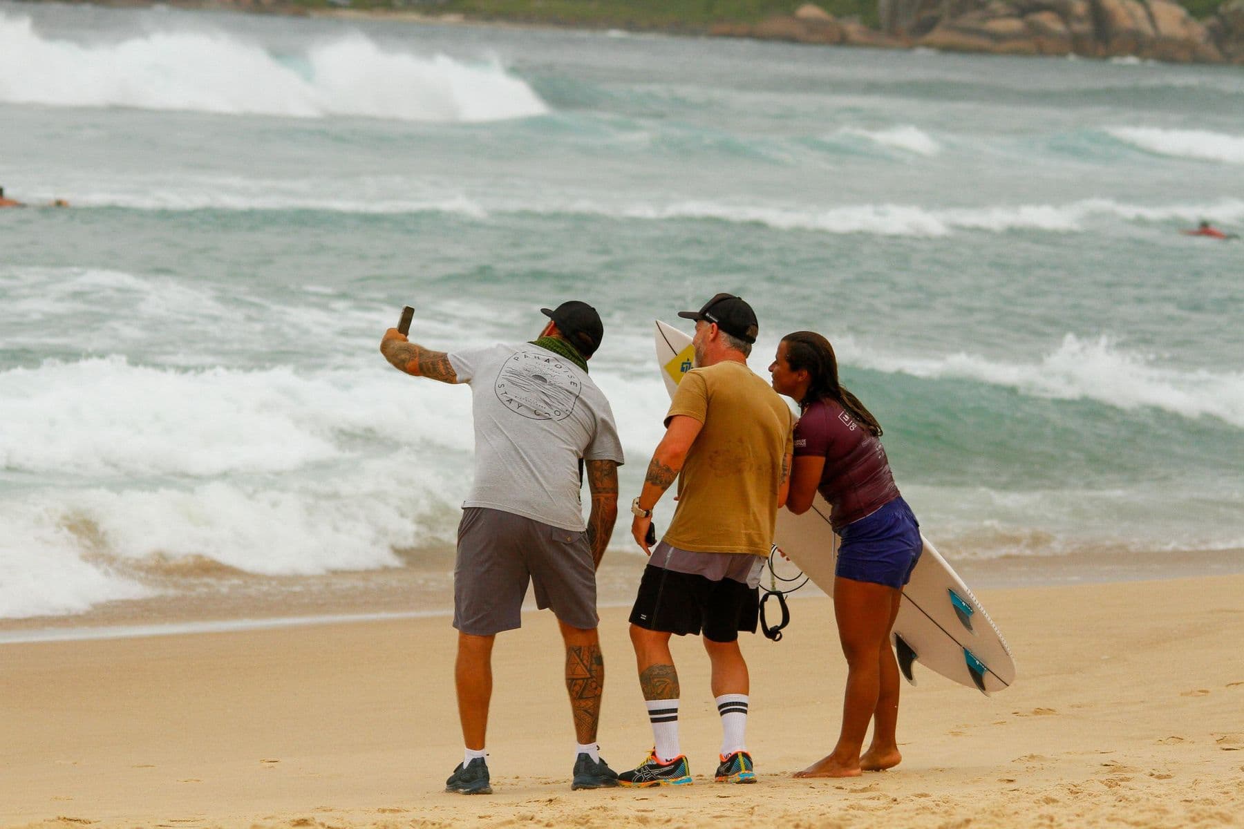 Coach com alunos na praia