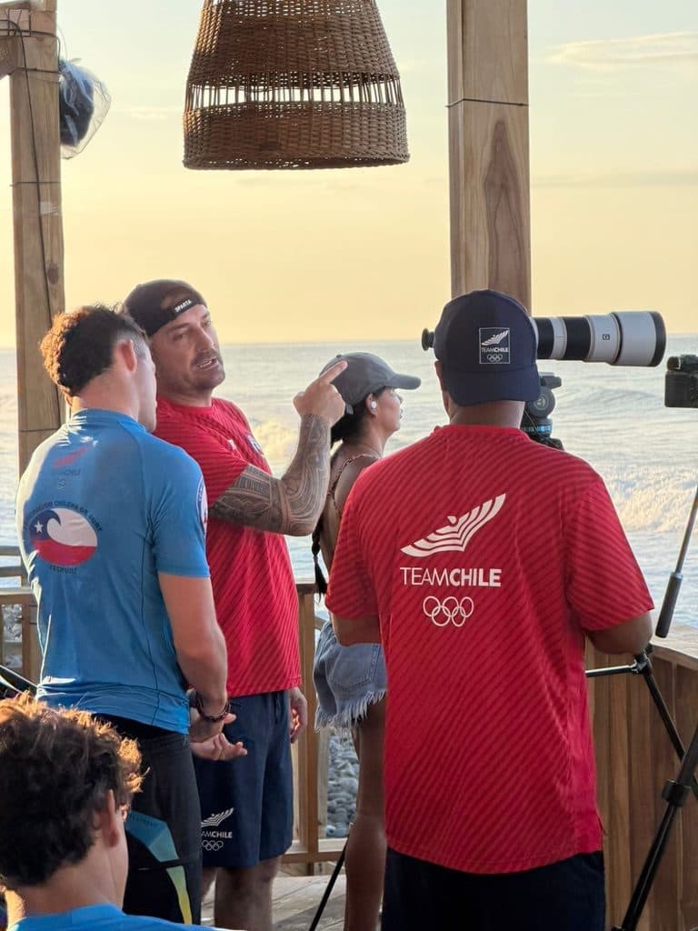 Kokinho orientando atletas da Seleção Chilena de Surf