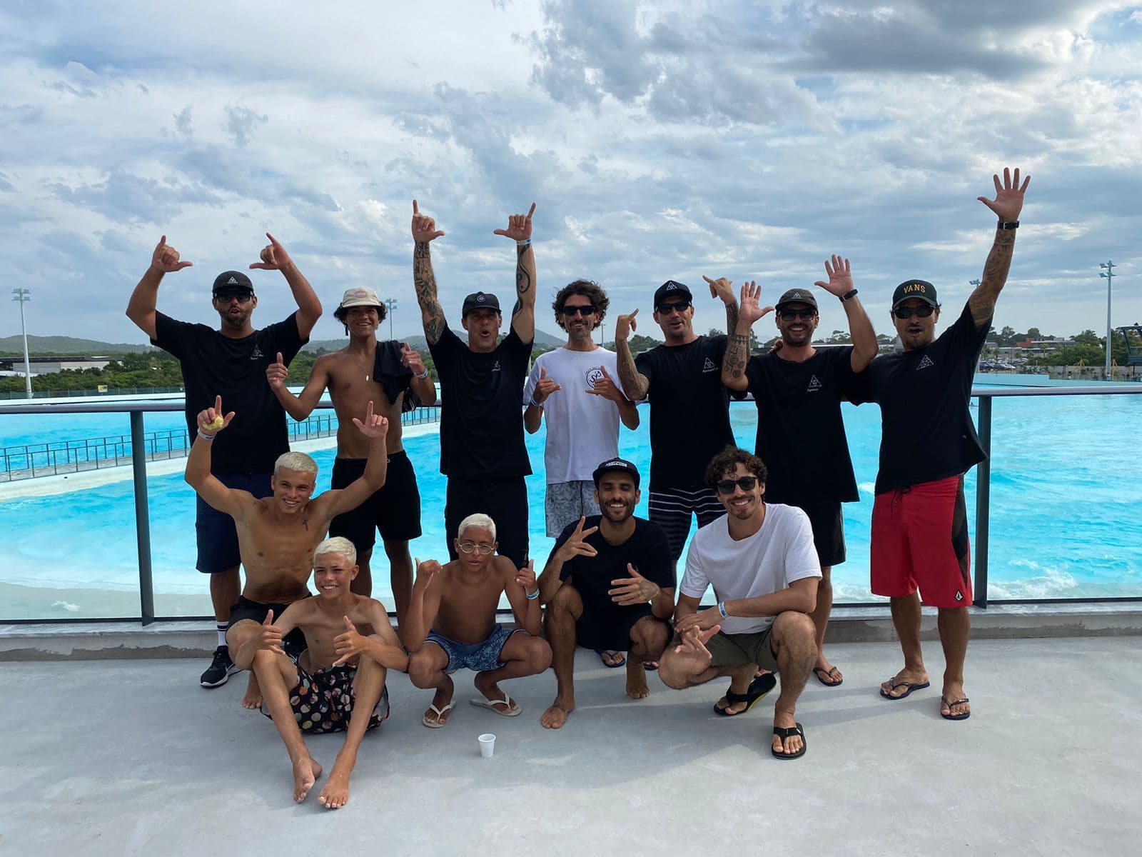 Equipe comemorando na piscina de ondas