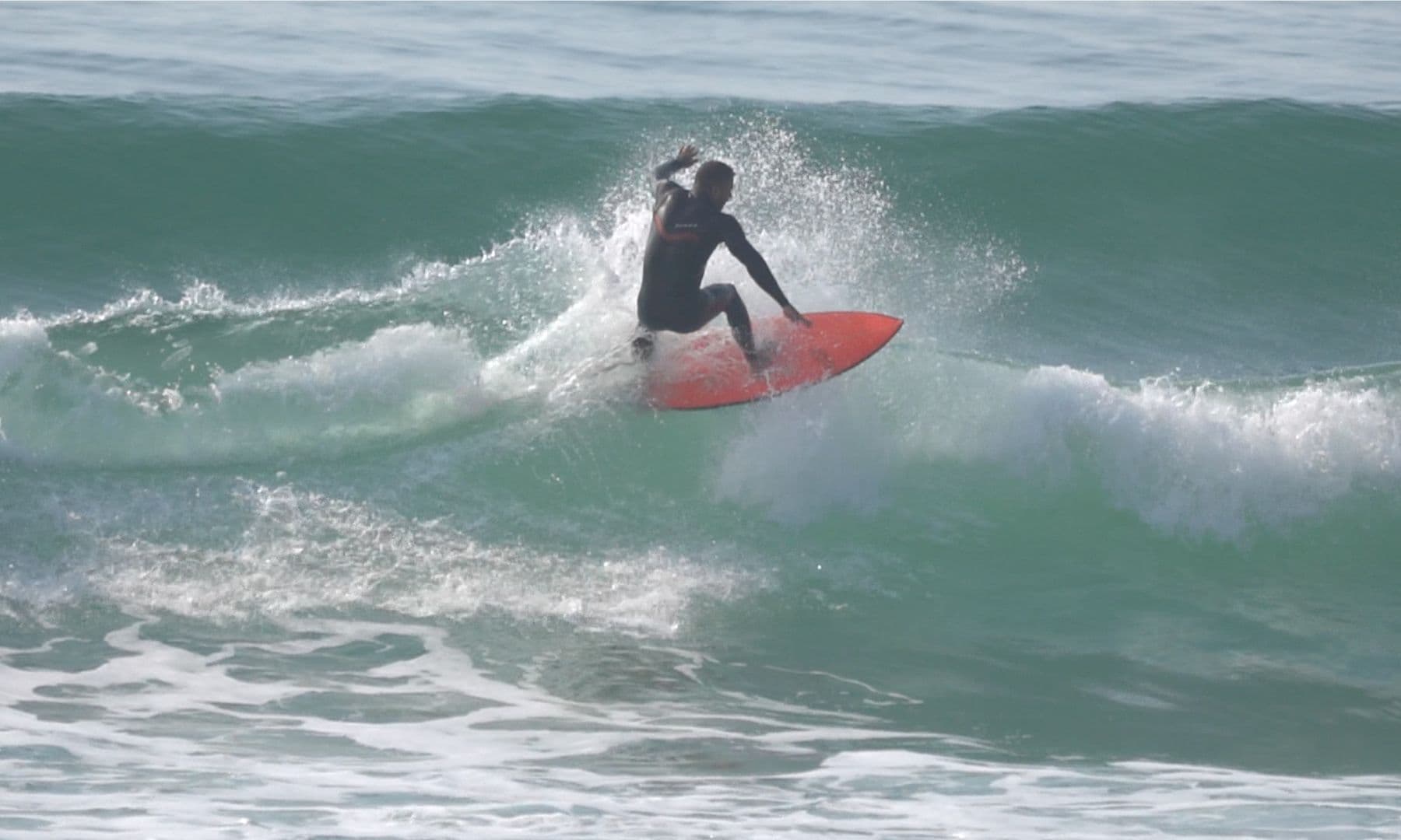 Surfista com prancha vermelha