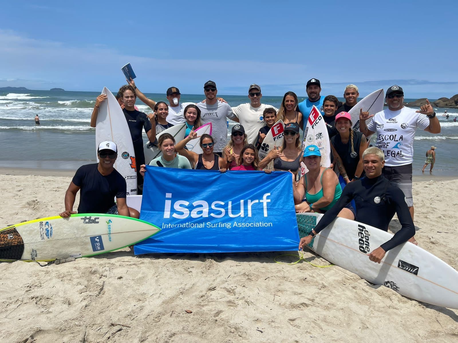 Turma com a faixa da ISA Surf